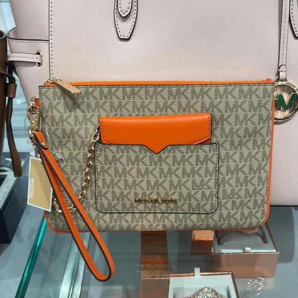 MICHAEL KORS JET SET ITEM LG 2 in 1 CARD CASE & WRISTLET
Poppy 
NWT - Picture 12 of 16